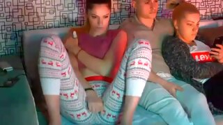 brunette Claudia e il suo Toy TIPS in fica public hidden cam